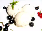 Cremiges Eis mit Beeren und einem Hauch von Alkohol. Ein erfrischender Genuss für warme Tage.