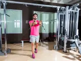 Man tränar bröstmusklerna med cable flyes i ett modernt gym.