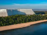 Nowy Hotel Gołębiewski w Pobierowie wita gości! Monumentalny obiekt na klifie, otoczony lasem, z widokiem na morze.
