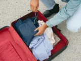 Pakowanie walizki. Zastanawiasz się, ile kosztuje dokupienie walizki w Ryanair? Sprawdź ceny przed podróżą!