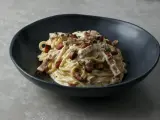 Pyszne spaghetti carbonara z chrupiącym boczkiem i kremowym sosem, idealnie ugotowany makaron al dente.