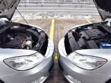 Dwa silniki samochodowe, jeden z napisem TDI (diesel), drugi bez widocznego oznaczenia, stoją obok siebie. Dylemat: diesel czy benzyna?