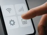 Finger pekar på SIM-kortikonen på en skärm, vilket indikerar inställningar för en dual SIM telefon.