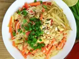 Talerz pełen pad thai z marchewką, tofu i orzeszkami ziemnymi. Zastanawiasz się nad pad thai kcal?