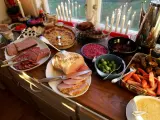 Julmat lista: en buffé med julskinka, köttbullar, prinskorv, leverpastej, sill och Janssons frestelse.