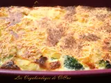 Un gratin brocolis pomme de terre doré et gratiné, prêt à être dégusté.