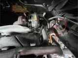 Wtyczka czujnika zaznaczona na czerwono, potencjalny problem z dtc p1335 ford.