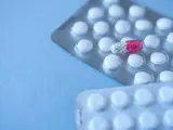 Dwie blistry z białymi tabletkami i jedną kapsułką z różowymi granulkami. Czy to lek Lorafen?