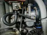 Gaźnik motocyklowy z widoczną dyszą wolnych obrotów.
