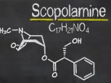 Struktura chemiczna skopolaminy, C₁₇H₂₁NO₄, narysowana kredą na tablicy.