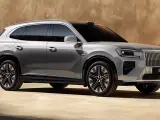Srebrny elektryczny crossover Zeekr X 2026 z pionową atrapą chłodnicy i czarnymi felgami.