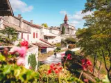 Un homme se promène dans un village pittoresque du Tarn-et-Garonne, une belle activité en plein air.