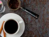 Jak zrobić americano: gorąca woda, espresso i ziarna kawy. Idealny napój na chłodny poranek.