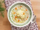 Aksamitna zupa kalafiorowa jak u babci, z kawałkami ziemniaków, marchewki i różyczką kalafiora. Podana z koperkiem.