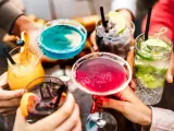 Pomysły na drinki w domu: Proste przepisy i triki barmana