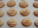 Galletas caseras de pueblo, doradas y espolvoreadas con azúcar, listas para disfrutar.