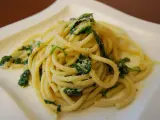 Bucatini z zielonymi liśćmi i parmezanem, pyszne danie, które może konkurować ze spaghetti.