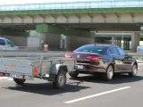 Samochód osobowy ciągnie małą przyczepę, idealną do przewozu bagażu. To przykład, jaka przyczepa na kat B jest praktyczna.