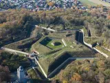 Fortyfikacje w Nysie, kształtem przypominające gwiazdę, to jedne z najciekawszych atrakcji regionu. Otoczone jesiennym lasem, zachwycają swoją architekturą.