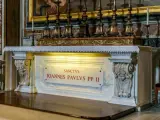 Ołtarz z napisem "Sanctus Ioannes Pavlvs PP. II", upamiętniający grób Jana Pawła II.