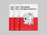 Poradnik bezpieczeństwa z rysunkami ludzi i psa. Uczy, jak udzielić pierwszej pomocy, w tym resuscytacji.