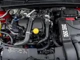Silnik 1.5 dCi z widocznymi przewodami, turbosprężarką i filtrem powietrza.