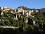 La ruta San Julián el Tranquilo en Cuenca: casas colgadas sobre riscos, vegetación frondosa y un cielo azul.