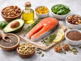 Łosoś, awokado, orzechy, nasiona i olej w miseczkach, źródła kwasów omega-3.