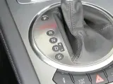 Zbliżenie na dźwignię zmiany biegów automatycznych z oznaczeniami P, R, N, D, S.