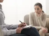 Psycholog notuje podczas sesji. Zastanawiasz się, ile zarabia psycholog prywatnie? To zależy od wielu czynników.