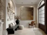 Come valorizzare una parete vuota con un quadro astratto, una scultura moderna e un arredo accogliente.