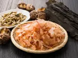 Suszone rybki, grzyby shiitake, wodorosty kombu i płatki bonito – składniki idealne do stworzenia głębokiego sosu umami.