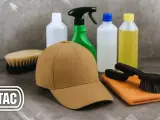 Beżowa czapka z daszkiem, szczotki, ściereczka i butelki z płynami – wszystko, co potrzebne, by dowiedzieć się, jak wyprać czapkę z daszkiem.