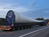 Ogromne łopaty wiatraka Vestas na specjalistycznej platformie. To skomplikowane zlecenie transportowe na drodze o zmierzchu.
