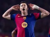 Robert Lewandowski, jeden z najlepszych strzelców Barcelony, świętuje bramkę.