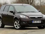 Brązowy Ford Focus MK2 kombi na drodze.