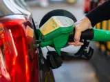 Tankstelle: Eine Hand betankt ein Auto mit dem grünen Zapfhahn. So behältst du im Blick, wie viel verbraucht dein Auto.