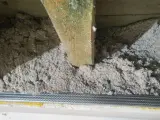 Izolacja z celulozy wypełnia przestrzeń między drewnianymi belkami stropowymi, tworząc warstwę termoizolacyjną.