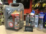 Duży kanister oleju Liqui Moly TOP TEC 4100 5W-40 z dodatkiem do filtra DPF. Obok różne preparaty, m.in. do czyszczenia układu paliwowego i chłodnicy.