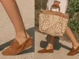 Estilo veraniego: cómo combinar mocasines beige mujer con un bolso de rafia.