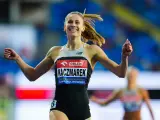 Uśmiechnięta biegaczka Kaczmarek po biegu na 60 m, świętuje zwycięstwo. Czy to nowy rekord świata?