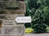 Strzałka z napisem "Wedding" wskazuje drogę do uroczystości, zapowiadając tradycyjny marsz weselny.