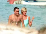 Dodi Al Fayed i księżna Diana w wodzie, w tle łódź.