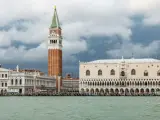 Weneckie budowle, w tym Pałac Dożów i Kampanila, na tle burzowych chmur. Venezia to miasto, które zachwyca.