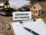 Formularz SD-Z2 czeka na wypełnienie. Klucze do domu, model domu i monety sugerują zgłoszenie darowizny bez podatku.