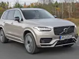 Złoty Volvo XC90 w ruchu, sprawdzamy jego atrakcyjną volvo xc90 cenę.