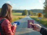 Podróż do Szwecji? Czy do Szwecji potrzebny jest paszport? Kobieta z plecakiem trzyma kartę, a ręka pokazuje paszport na tle drogi.