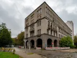 Stary budynek w Bytomiu, może kiedyś znajdą się tu mieszkania za darmo. Obok rząd żółtych rowerów.