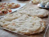 Pyszna, lekko przypieczona pinsa z czymś pysznym na wierzchu, gotowa do podania.