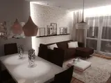 Jak pomalować salon z ciemnymi meblami, by optycznie go powiększyć